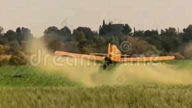 飞机。黄色农用飞机，带音响的农作物<strong>喷粉</strong>机